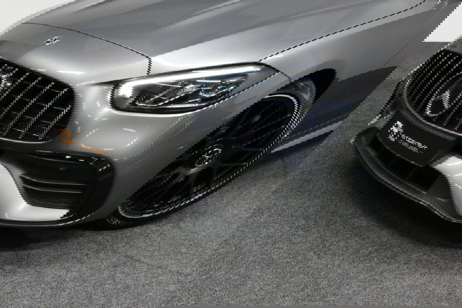 Mercedes-Benz C-Klasse 200 Launch Edition AMG Line / Orig. Nederlands / C63S AMG Diffuser / Panamericana Grill / Panoramadak / Carbon inleg / Apple Carplay - Android Auto / Ambienteverlichting / Stoelverwarming / 19'' LMV / Cruise Control / Achteruitrijcamera / Widescreen