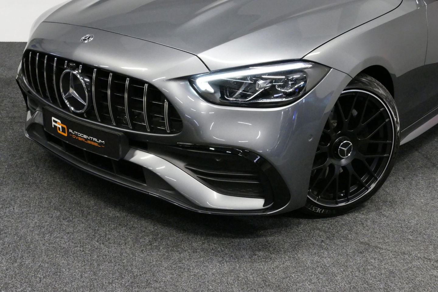 Mercedes-Benz C-Klasse 200 Launch Edition AMG Line / Orig. Nederlands / C63S AMG Diffuser / Panamericana Grill / Panoramadak / Carbon inleg / Apple Carplay - Android Auto / Ambienteverlichting / Stoelverwarming / 19'' LMV / Cruise Control / Achteruitrijcamera / Widescreen