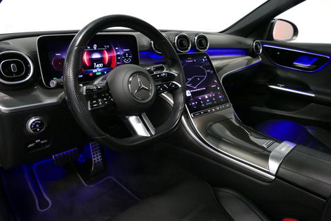 Mercedes-Benz C-Klasse 200 Launch Edition AMG Line / Orig. Nederlands / C63S AMG Diffuser / Panamericana Grill / Panoramadak / Carbon inleg / Apple Carplay - Android Auto / Ambienteverlichting / Stoelverwarming / 19'' LMV / Cruise Control / Achteruitrijcamera / Widescreen