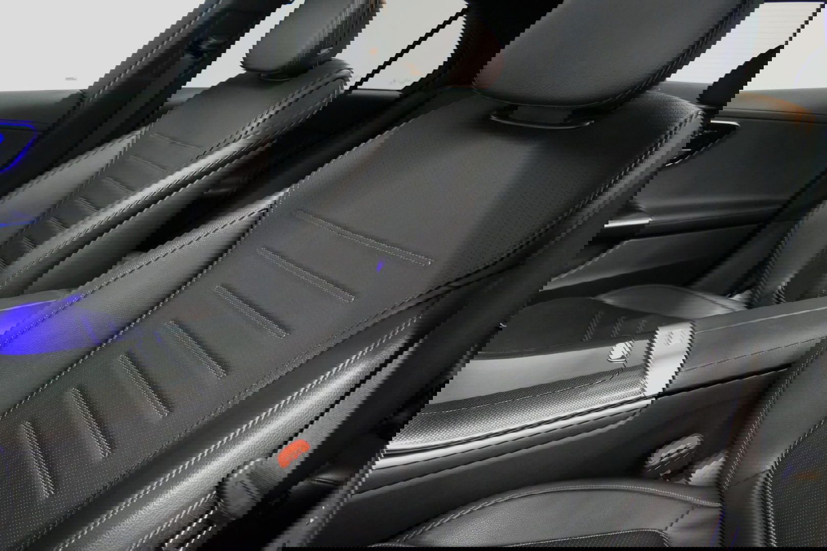 Mercedes-Benz C-Klasse 200 Launch Edition AMG Line / Orig. Nederlands / C63S AMG Diffuser / Panamericana Grill / Panoramadak / Carbon inleg / Apple Carplay - Android Auto / Ambienteverlichting / Stoelverwarming / 19'' LMV / Cruise Control / Achteruitrijcamera / Widescreen