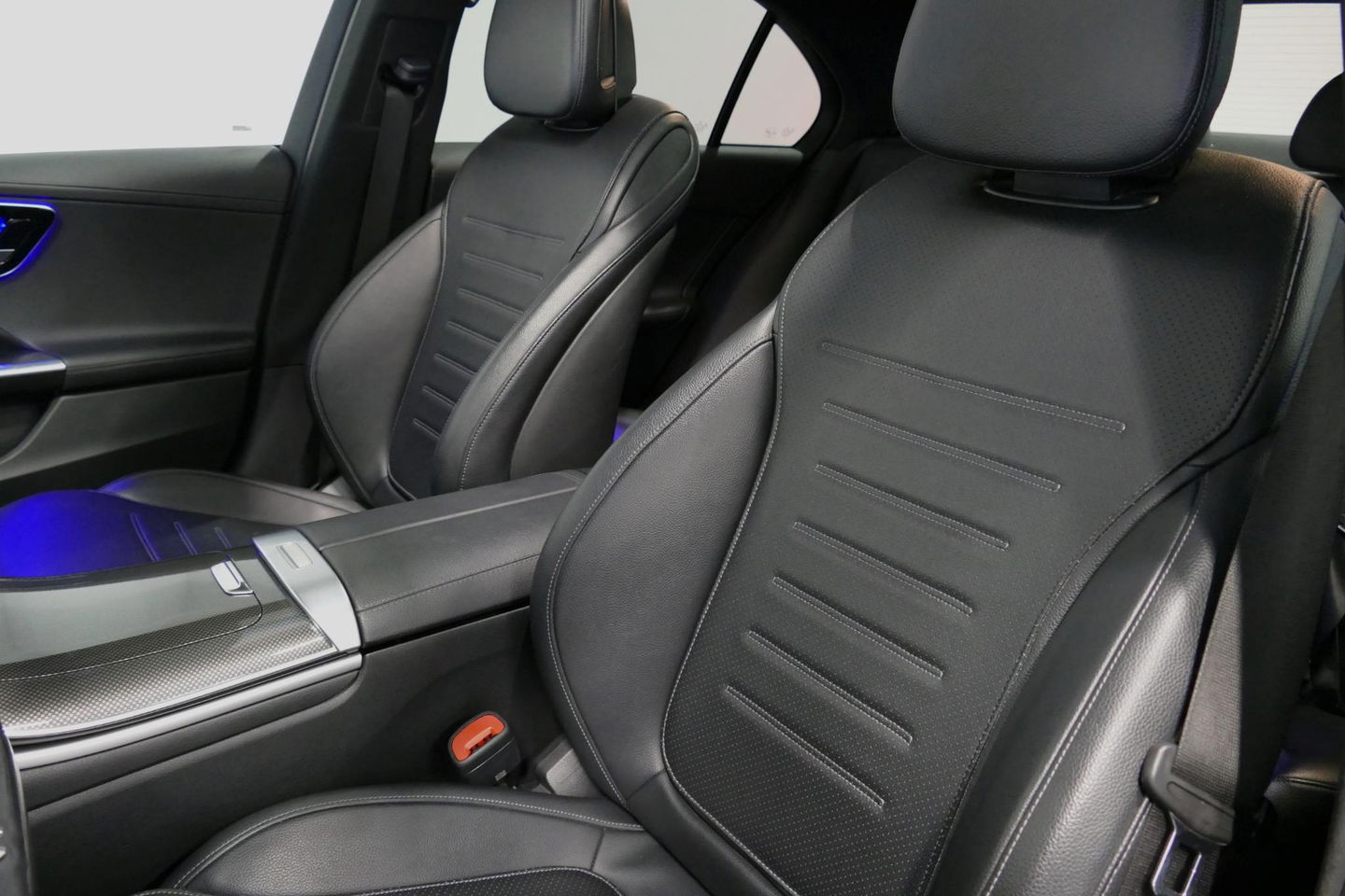 Mercedes-Benz C-Klasse 200 Launch Edition AMG Line / Orig. Nederlands / C63S AMG Diffuser / Panamericana Grill / Panoramadak / Carbon inleg / Apple Carplay - Android Auto / Ambienteverlichting / Stoelverwarming / 19'' LMV / Cruise Control / Achteruitrijcamera / Widescreen