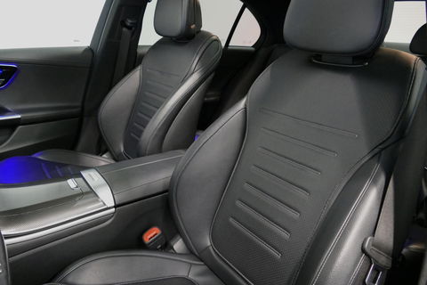 Mercedes-Benz C-Klasse 200 Launch Edition AMG Line / Orig. Nederlands / C63S AMG Diffuser / Panamericana Grill / Panoramadak / Carbon inleg / Apple Carplay - Android Auto / Ambienteverlichting / Stoelverwarming / 19'' LMV / Cruise Control / Achteruitrijcamera / Widescreen