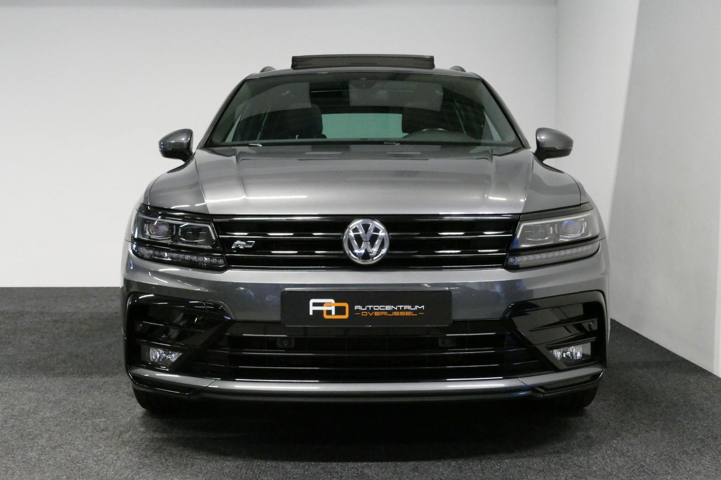 Volkswagen Tiguan 1.4 TSI ACT Business R / Orig. Nederlands / R-line / Black Style / 20" Suzuka LMV / Panoramadak / LED koplampen / Stoelmassage / Stoelverwarming / Virtual Cockpit / Achteruitrijcamera /  Adapt. Cruise / Elek. achterklep /  Apple Carplay-Android Auto / DAB