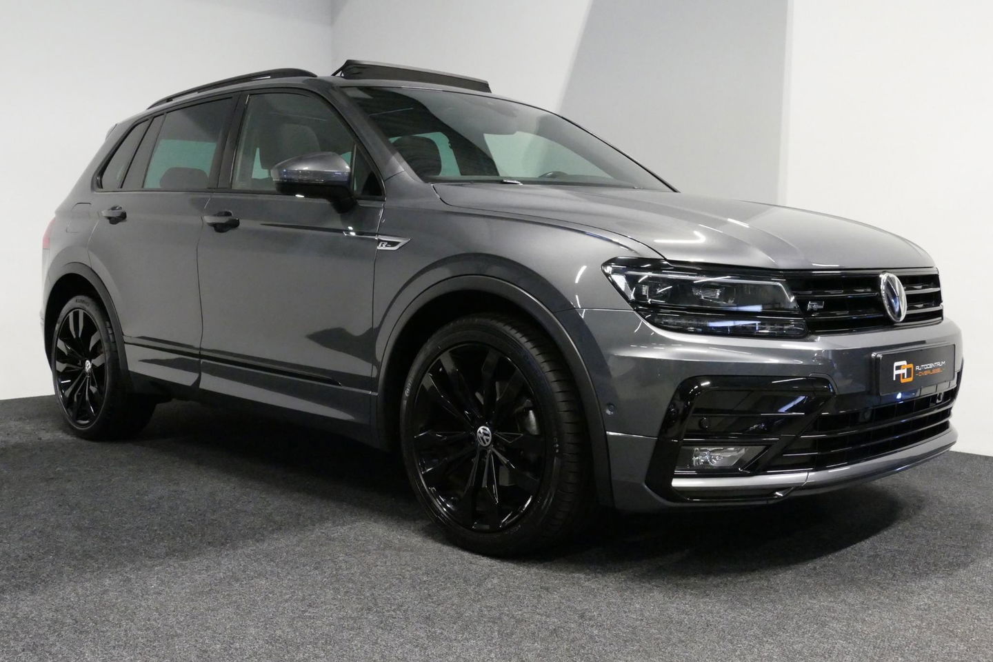 Volkswagen Tiguan 1.4 TSI ACT Business R / Orig. Nederlands / R-line / Black Style / 20" Suzuka LMV / Panoramadak / LED koplampen / Stoelmassage / Stoelverwarming / Virtual Cockpit / Achteruitrijcamera /  Adapt. Cruise / Elek. achterklep /  Apple Carplay-Android Auto / DAB