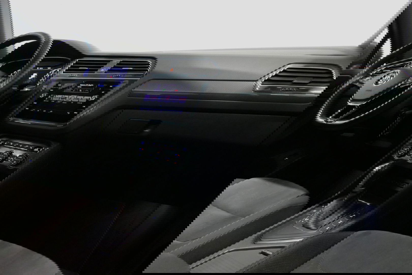 Volkswagen Tiguan 1.4 TSI ACT Business R / Orig. Nederlands / R-line / Black Style / 20" Suzuka LMV / Panoramadak / LED koplampen / Stoelmassage / Stoelverwarming / Virtual Cockpit / Achteruitrijcamera /  Adapt. Cruise / Elek. achterklep /  Apple Carplay-Android Auto / DAB