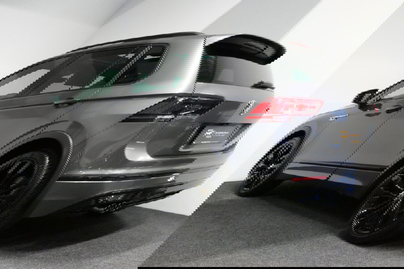 Volkswagen Tiguan 1.4 TSI ACT Business R / Orig. Nederlands / R-line / Black Style / 20" Suzuka LMV / Panoramadak / LED koplampen / Stoelmassage / Stoelverwarming / Virtual Cockpit / Achteruitrijcamera /  Adapt. Cruise / Elek. achterklep /  Apple Carplay-Android Auto / DAB