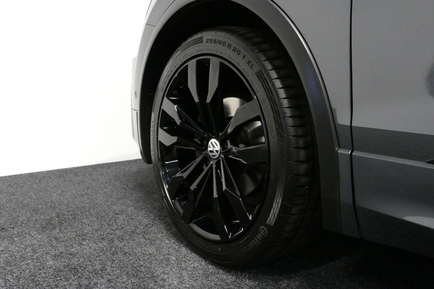 Volkswagen Tiguan 1.4 TSI ACT Business R / Orig. Nederlands / R-line / Black Style / 20" Suzuka LMV / Panoramadak / LED koplampen / Stoelmassage / Stoelverwarming / Virtual Cockpit / Achteruitrijcamera /  Adapt. Cruise / Elek. achterklep /  Apple Carplay-Android Auto / DAB