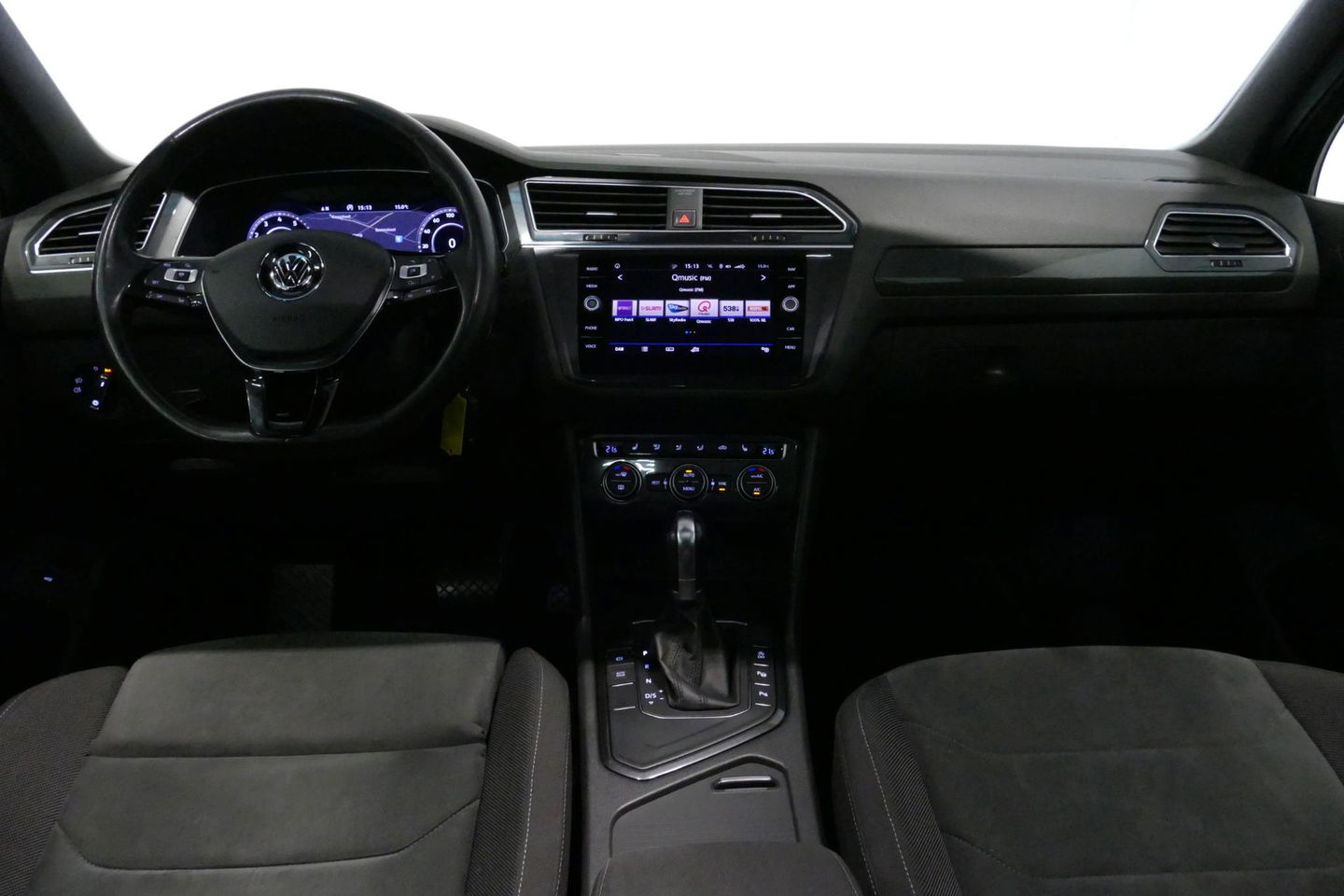 Volkswagen Tiguan 1.4 TSI ACT Business R / Orig. Nederlands / R-line / Black Style / 20" Suzuka LMV / Panoramadak / LED koplampen / Stoelmassage / Stoelverwarming / Virtual Cockpit / Achteruitrijcamera /  Adapt. Cruise / Elek. achterklep /  Apple Carplay-Android Auto / DAB