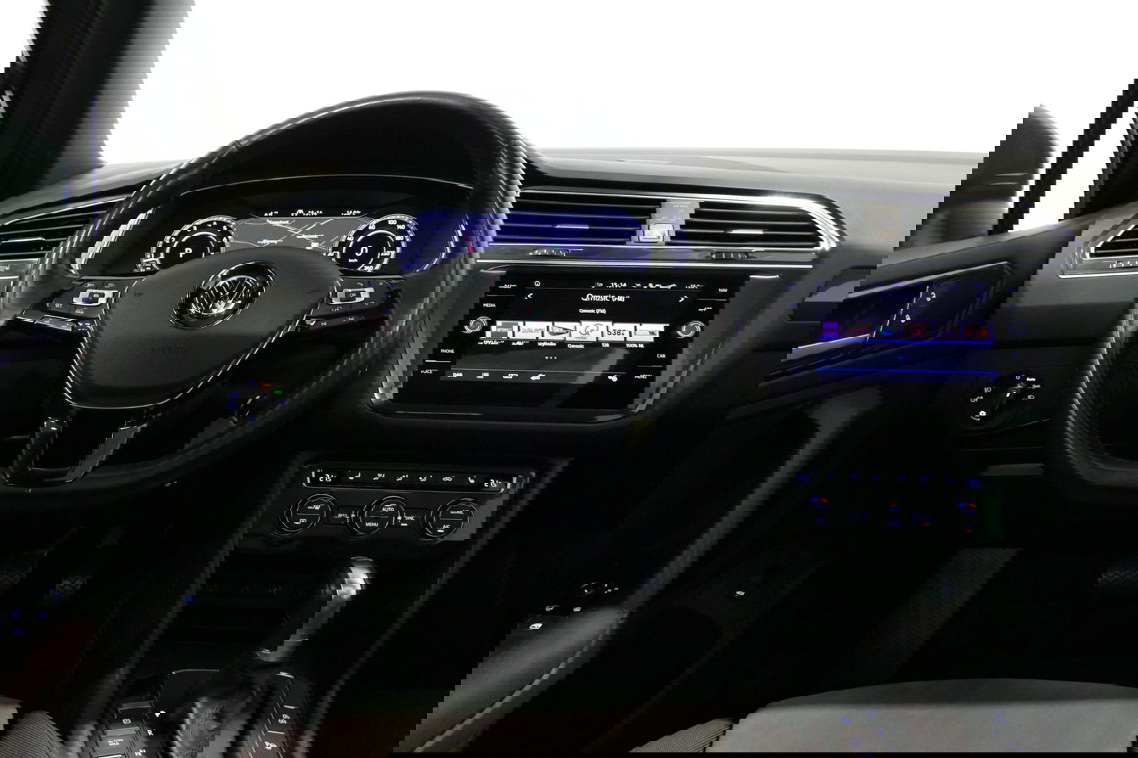 Volkswagen Tiguan 1.4 TSI ACT Business R / Orig. Nederlands / R-line / Black Style / 20" Suzuka LMV / Panoramadak / LED koplampen / Stoelmassage / Stoelverwarming / Virtual Cockpit / Achteruitrijcamera /  Adapt. Cruise / Elek. achterklep /  Apple Carplay-Android Auto / DAB