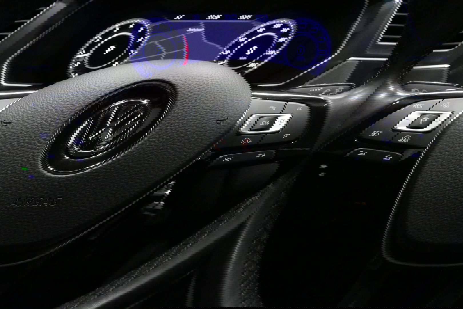 Volkswagen Tiguan 1.4 TSI ACT Business R / Orig. Nederlands / R-line / Black Style / 20" Suzuka LMV / Panoramadak / LED koplampen / Stoelmassage / Stoelverwarming / Virtual Cockpit / Achteruitrijcamera /  Adapt. Cruise / Elek. achterklep /  Apple Carplay-Android Auto / DAB