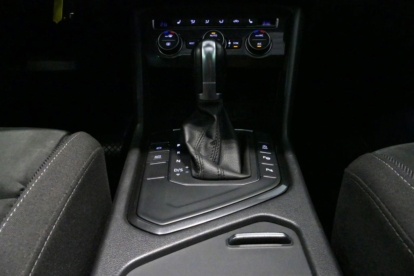 Volkswagen Tiguan 1.4 TSI ACT Business R / Orig. Nederlands / R-line / Black Style / 20" Suzuka LMV / Panoramadak / LED koplampen / Stoelmassage / Stoelverwarming / Virtual Cockpit / Achteruitrijcamera /  Adapt. Cruise / Elek. achterklep /  Apple Carplay-Android Auto / DAB