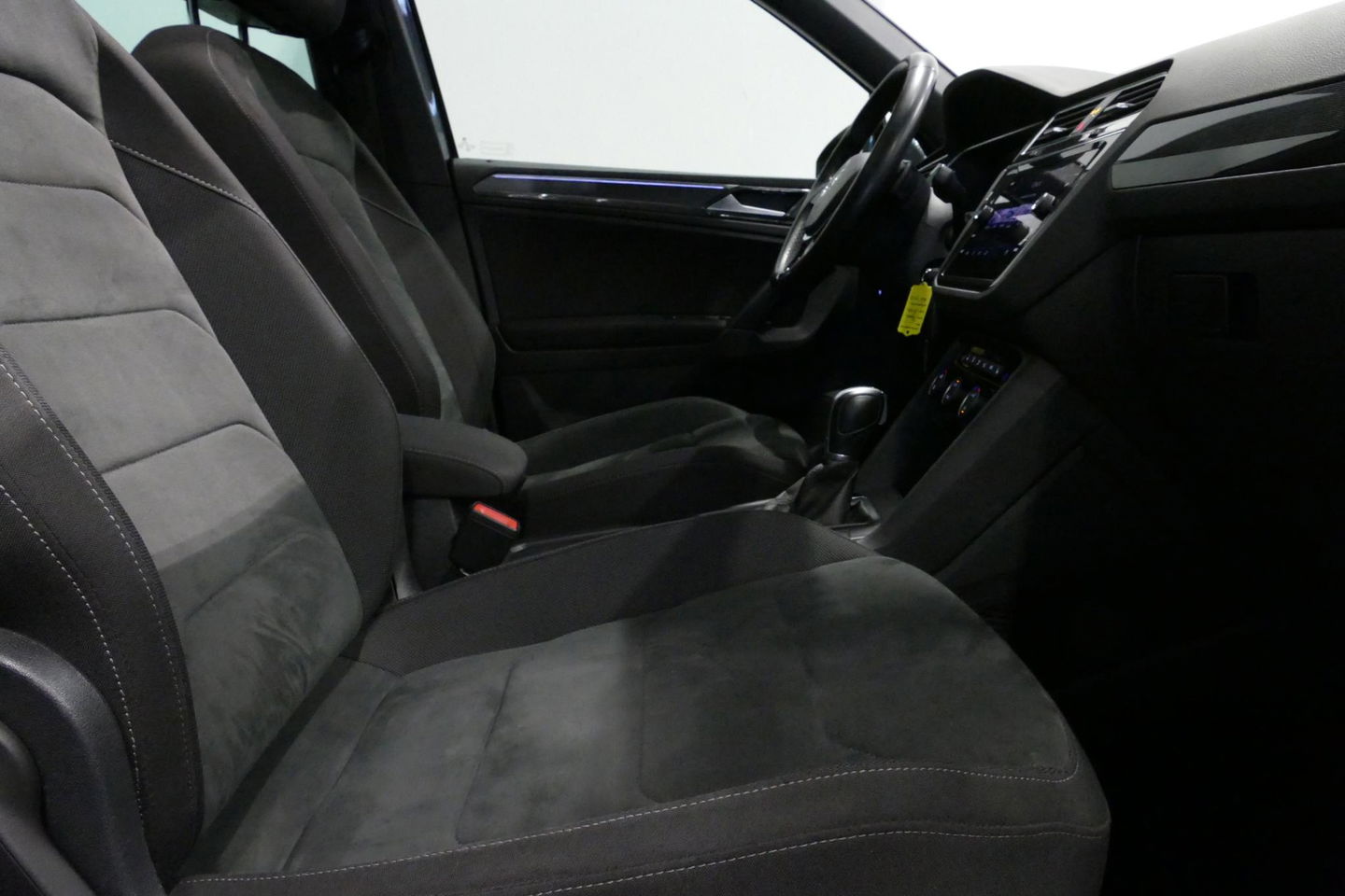 Volkswagen Tiguan 1.4 TSI ACT Business R / Orig. Nederlands / R-line / Black Style / 20" Suzuka LMV / Panoramadak / LED koplampen / Stoelmassage / Stoelverwarming / Virtual Cockpit / Achteruitrijcamera /  Adapt. Cruise / Elek. achterklep /  Apple Carplay-Android Auto / DAB