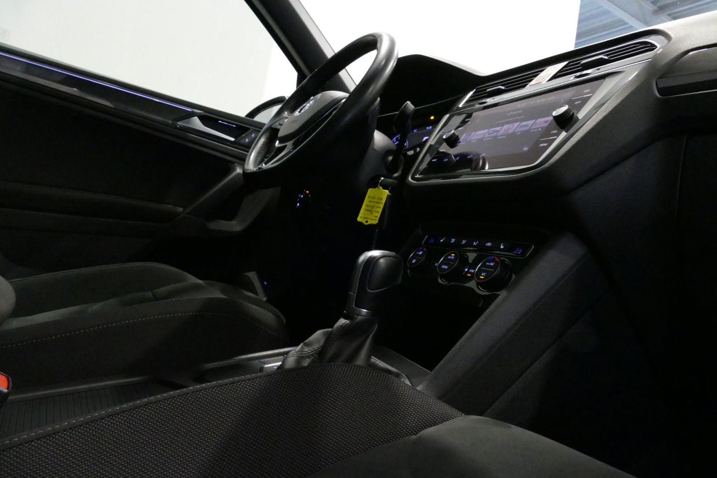 Volkswagen Tiguan 1.4 TSI ACT Business R / Orig. Nederlands / R-line / Black Style / 20" Suzuka LMV / Panoramadak / LED koplampen / Stoelmassage / Stoelverwarming / Virtual Cockpit / Achteruitrijcamera /  Adapt. Cruise / Elek. achterklep /  Apple Carplay-Android Auto / DAB