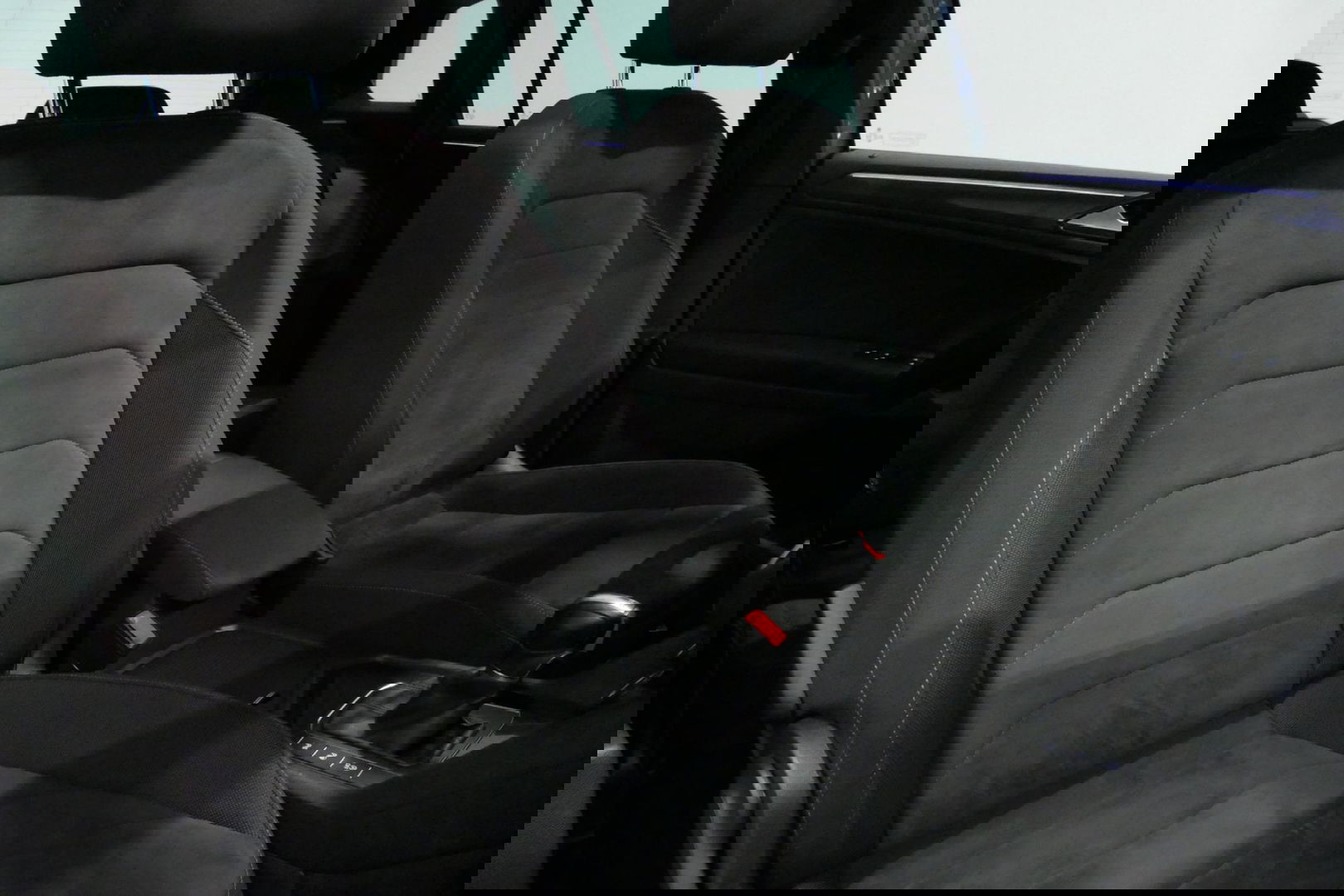 Volkswagen Tiguan 1.4 TSI ACT Business R / Orig. Nederlands / R-line / Black Style / 20" Suzuka LMV / Panoramadak / LED koplampen / Stoelmassage / Stoelverwarming / Virtual Cockpit / Achteruitrijcamera /  Adapt. Cruise / Elek. achterklep /  Apple Carplay-Android Auto / DAB