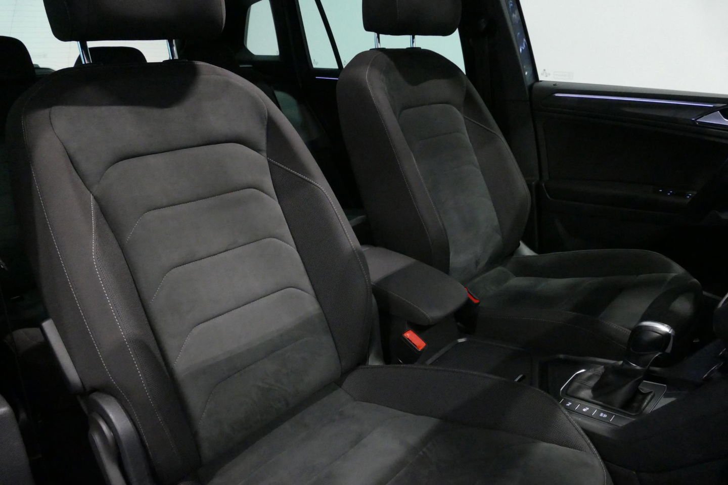 Volkswagen Tiguan 1.4 TSI ACT Business R / Orig. Nederlands / R-line / Black Style / 20" Suzuka LMV / Panoramadak / LED koplampen / Stoelmassage / Stoelverwarming / Virtual Cockpit / Achteruitrijcamera /  Adapt. Cruise / Elek. achterklep /  Apple Carplay-Android Auto / DAB