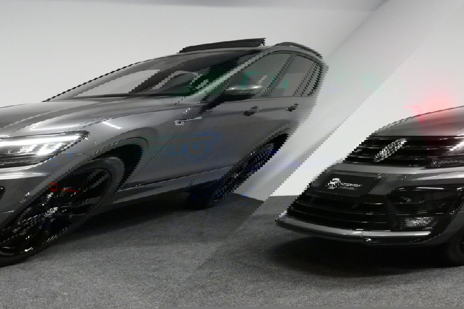 Volkswagen Tiguan 1.4 TSI ACT Business R / Orig. Nederlands / R-line / Black Style / 20" Suzuka LMV / Panoramadak / LED koplampen / Stoelmassage / Stoelverwarming / Virtual Cockpit / Achteruitrijcamera /  Adapt. Cruise / Elek. achterklep /  Apple Carplay-Android Auto / DAB