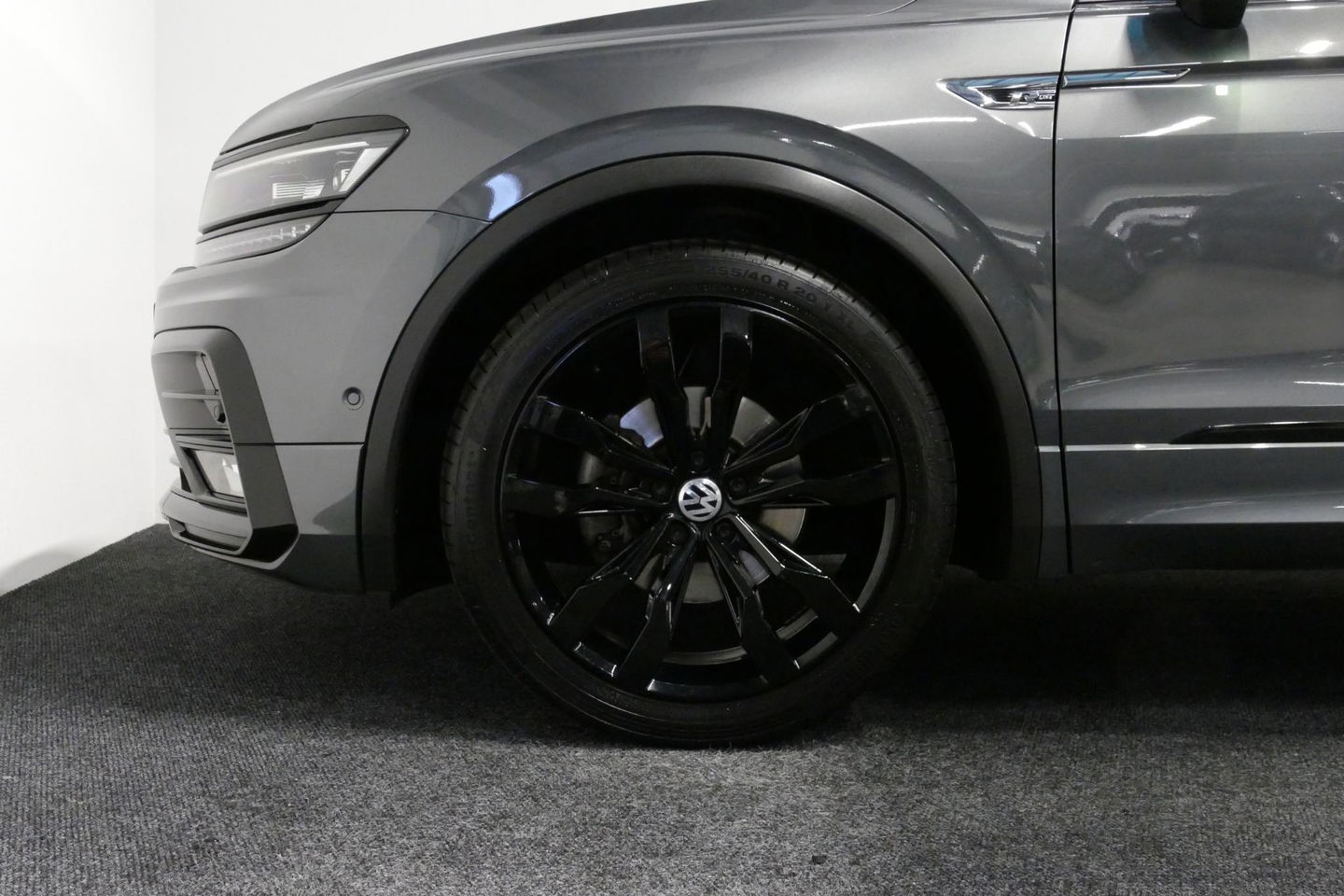 Volkswagen Tiguan 1.4 TSI ACT Business R / Orig. Nederlands / R-line / Black Style / 20" Suzuka LMV / Panoramadak / LED koplampen / Stoelmassage / Stoelverwarming / Virtual Cockpit / Achteruitrijcamera /  Adapt. Cruise / Elek. achterklep /  Apple Carplay-Android Auto / DAB