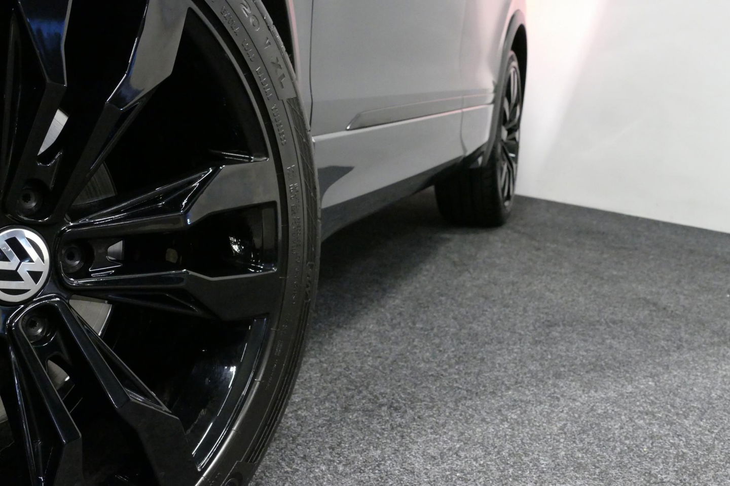 Volkswagen Tiguan 1.4 TSI ACT Business R / Orig. Nederlands / R-line / Black Style / 20" Suzuka LMV / Panoramadak / LED koplampen / Stoelmassage / Stoelverwarming / Virtual Cockpit / Achteruitrijcamera /  Adapt. Cruise / Elek. achterklep /  Apple Carplay-Android Auto / DAB