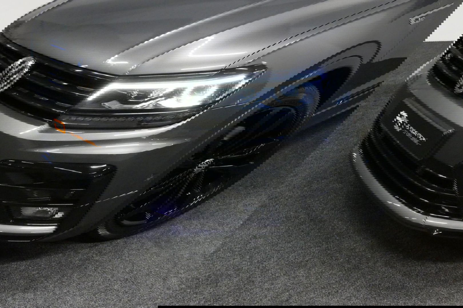 Volkswagen Tiguan 1.4 TSI ACT Business R / Orig. Nederlands / R-line / Black Style / 20" Suzuka LMV / Panoramadak / LED koplampen / Stoelmassage / Stoelverwarming / Virtual Cockpit / Achteruitrijcamera /  Adapt. Cruise / Elek. achterklep /  Apple Carplay-Android Auto / DAB