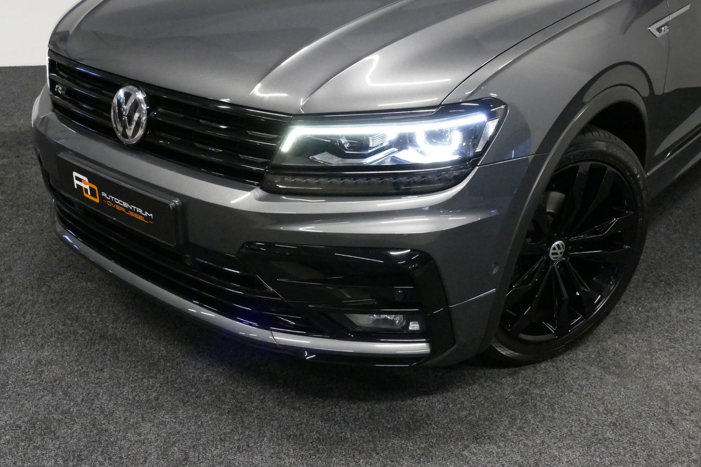 Volkswagen Tiguan 1.4 TSI ACT Business R / Orig. Nederlands / R-line / Black Style / 20" Suzuka LMV / Panoramadak / LED koplampen / Stoelmassage / Stoelverwarming / Virtual Cockpit / Achteruitrijcamera /  Adapt. Cruise / Elek. achterklep /  Apple Carplay-Android Auto / DAB