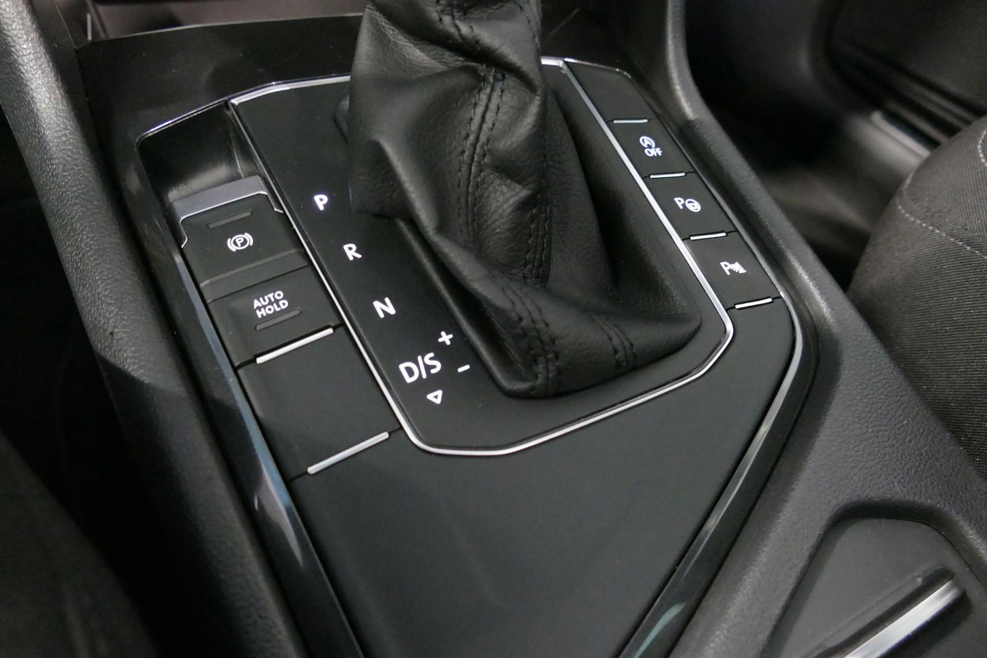 Volkswagen Tiguan 1.4 TSI ACT Business R / Orig. Nederlands / R-line / Black Style / 20" Suzuka LMV / Panoramadak / LED koplampen / Stoelmassage / Stoelverwarming / Virtual Cockpit / Achteruitrijcamera /  Adapt. Cruise / Elek. achterklep /  Apple Carplay-Android Auto / DAB