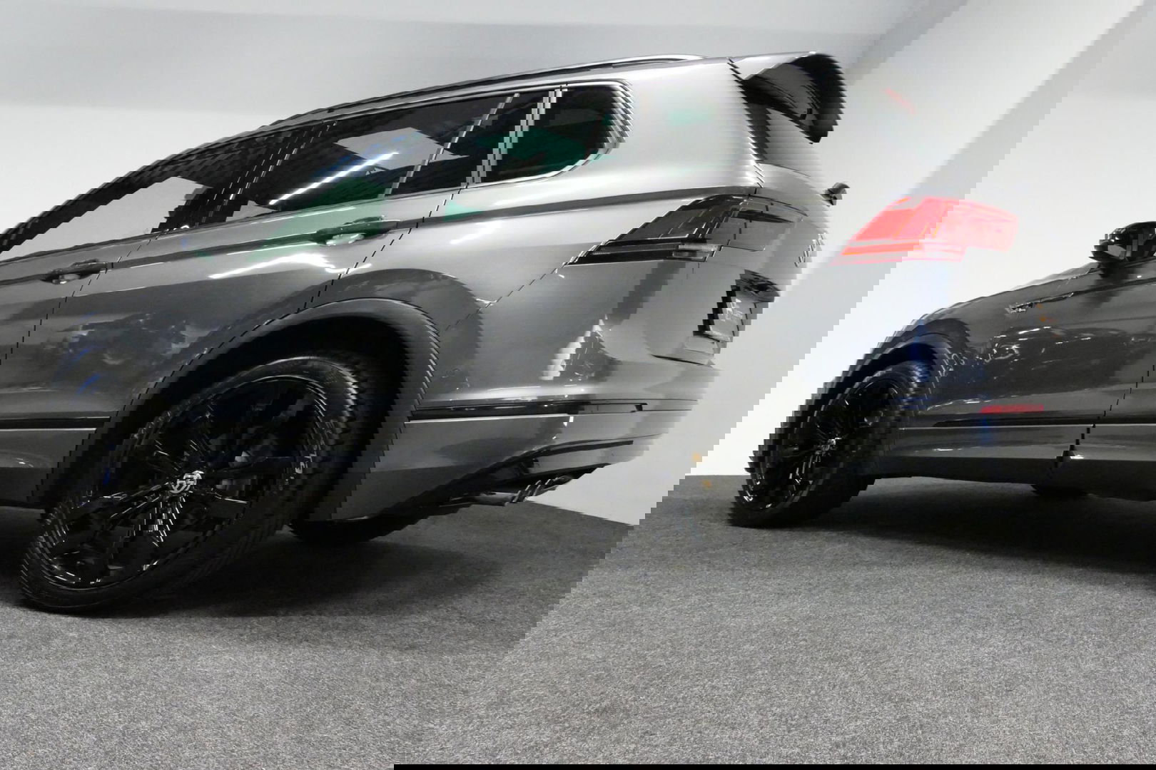 Volkswagen Tiguan 1.4 TSI ACT Business R / Orig. Nederlands / R-line / Black Style / 20" Suzuka LMV / Panoramadak / LED koplampen / Stoelmassage / Stoelverwarming / Virtual Cockpit / Achteruitrijcamera /  Adapt. Cruise / Elek. achterklep /  Apple Carplay-Android Auto / DAB