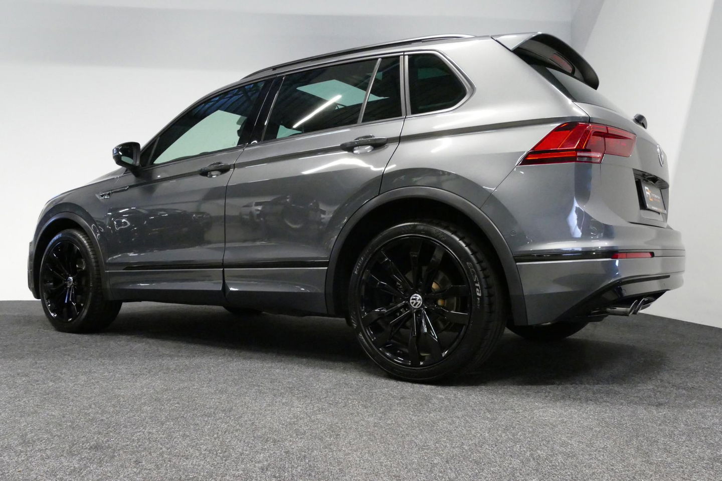 Volkswagen Tiguan 1.4 TSI ACT Business R / Orig. Nederlands / R-line / Black Style / 20" Suzuka LMV / Panoramadak / LED koplampen / Stoelmassage / Stoelverwarming / Virtual Cockpit / Achteruitrijcamera /  Adapt. Cruise / Elek. achterklep /  Apple Carplay-Android Auto / DAB