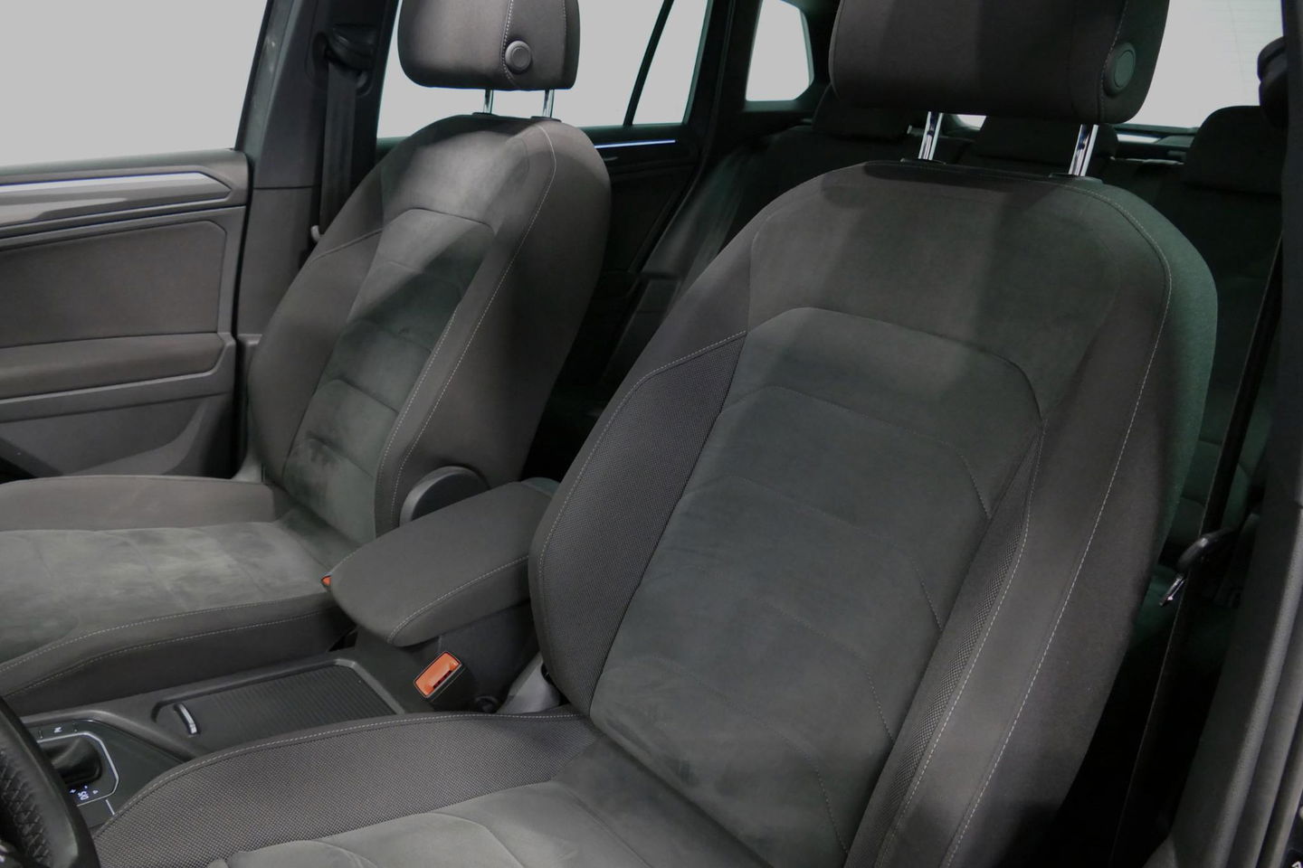 Volkswagen Tiguan 1.4 TSI ACT Business R / Orig. Nederlands / R-line / Black Style / 20" Suzuka LMV / Panoramadak / LED koplampen / Stoelmassage / Stoelverwarming / Virtual Cockpit / Achteruitrijcamera /  Adapt. Cruise / Elek. achterklep /  Apple Carplay-Android Auto / DAB