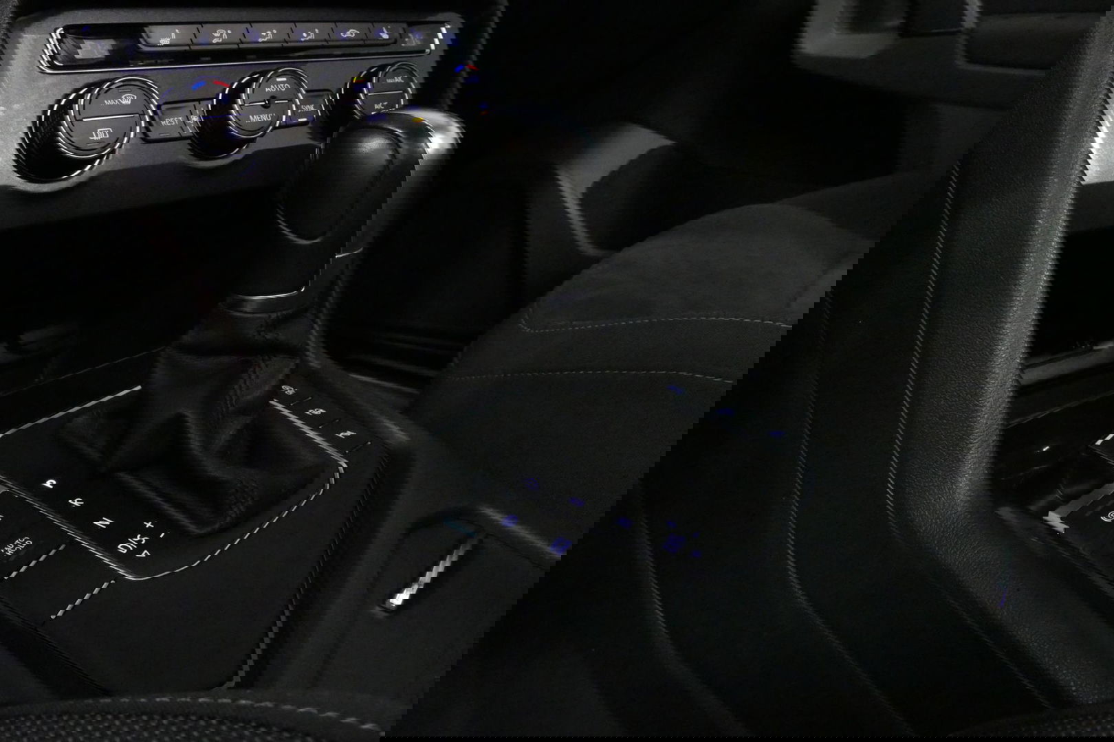 Volkswagen Tiguan 1.4 TSI ACT Business R / Orig. Nederlands / R-line / Black Style / 20" Suzuka LMV / Panoramadak / LED koplampen / Stoelmassage / Stoelverwarming / Virtual Cockpit / Achteruitrijcamera /  Adapt. Cruise / Elek. achterklep /  Apple Carplay-Android Auto / DAB