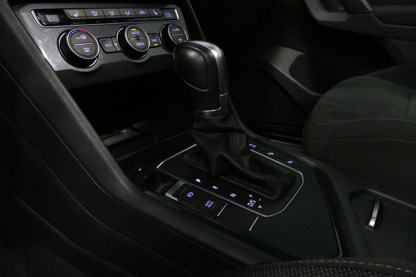 Volkswagen Tiguan 1.4 TSI ACT Business R / Orig. Nederlands / R-line / Black Style / 20" Suzuka LMV / Panoramadak / LED koplampen / Stoelmassage / Stoelverwarming / Virtual Cockpit / Achteruitrijcamera /  Adapt. Cruise / Elek. achterklep /  Apple Carplay-Android Auto / DAB