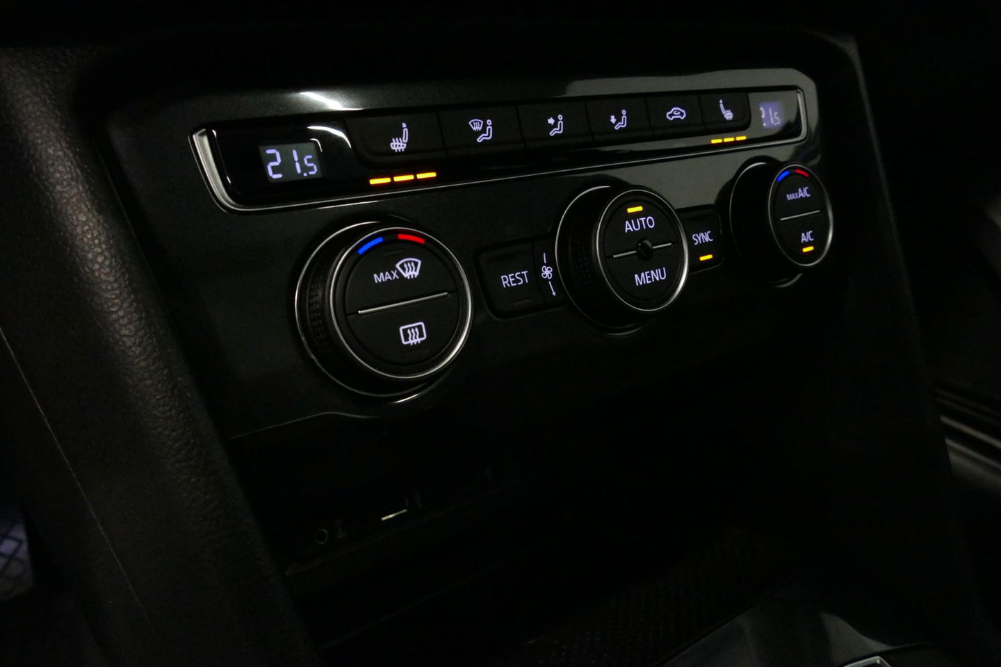 Volkswagen Tiguan 1.4 TSI ACT Business R / Orig. Nederlands / R-line / Black Style / 20" Suzuka LMV / Panoramadak / LED koplampen / Stoelmassage / Stoelverwarming / Virtual Cockpit / Achteruitrijcamera /  Adapt. Cruise / Elek. achterklep /  Apple Carplay-Android Auto / DAB