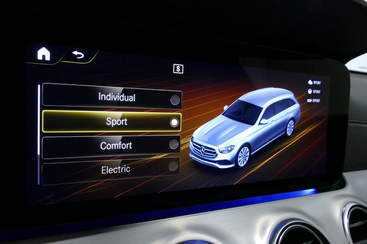 Mercedes-Benz E-Klasse Estate 300 e AMG Line / E63 AMG Grill / E63 AMG Diffuser / Panoramadak / Burmester Sound System / Sfeerverlichting / Luchtvering (achteras) / LED High Performance / 20'' LMV / Night pakket / Apple Carplay - Andriod auto / Stoelverwarming / Trekhaak (zwenk