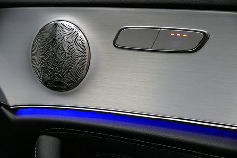 Mercedes-Benz E-Klasse Estate 300 e AMG Line / E63 AMG Grill / E63 AMG Diffuser / Panoramadak / Burmester Sound System / Sfeerverlichting / Luchtvering (achteras) / LED High Performance / 20'' LMV / Night pakket / Apple Carplay - Andriod auto / Stoelverwarming / Trekhaak (zwenk