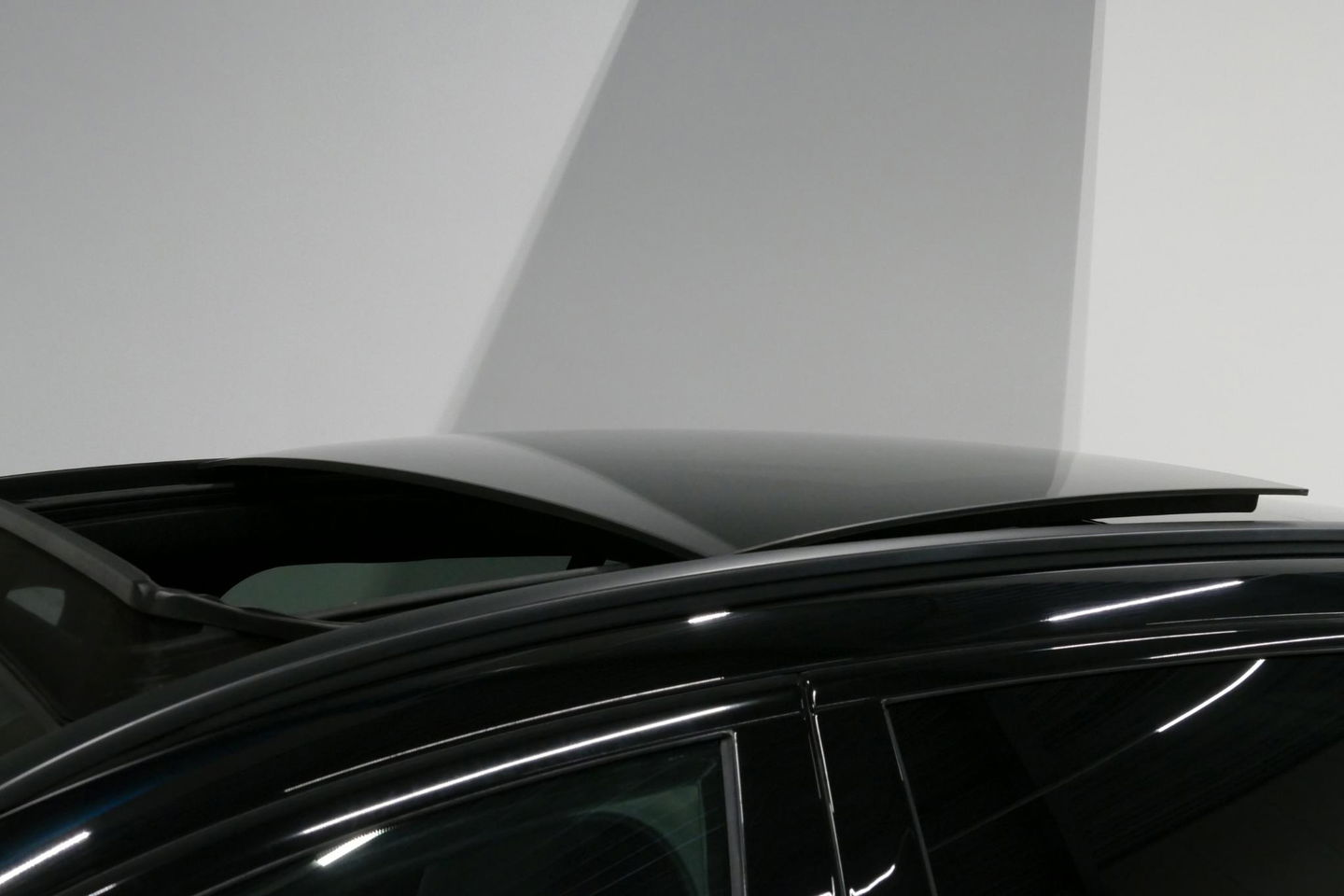 Mercedes-Benz E-Klasse Estate 300 e AMG Line / E63 AMG Grill / E63 AMG Diffuser / Panoramadak / Burmester Sound System / Sfeerverlichting / Luchtvering (achteras) / LED High Performance / 20'' LMV / Night pakket / Apple Carplay - Andriod auto / Stoelverwarming / Trekhaak (zwenk