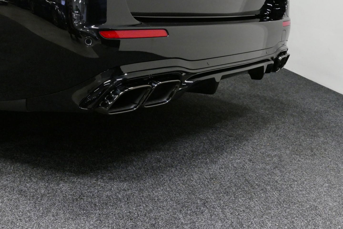 Mercedes-Benz E-Klasse Estate 300 e AMG Line / E63 AMG Grill / E63 AMG Diffuser / Panoramadak / Burmester Sound System / Sfeerverlichting / Luchtvering (achteras) / LED High Performance / 20'' LMV / Night pakket / Apple Carplay - Andriod auto / Stoelverwarming / Trekhaak (zwenk