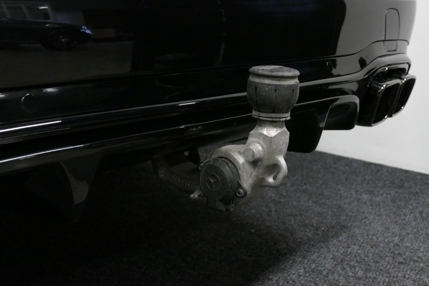 Mercedes-Benz E-Klasse Estate 300 e AMG Line / E63 AMG Grill / E63 AMG Diffuser / Panoramadak / Burmester Sound System / Sfeerverlichting / Luchtvering (achteras) / LED High Performance / 20'' LMV / Night pakket / Apple Carplay - Andriod auto / Stoelverwarming / Trekhaak (zwenk