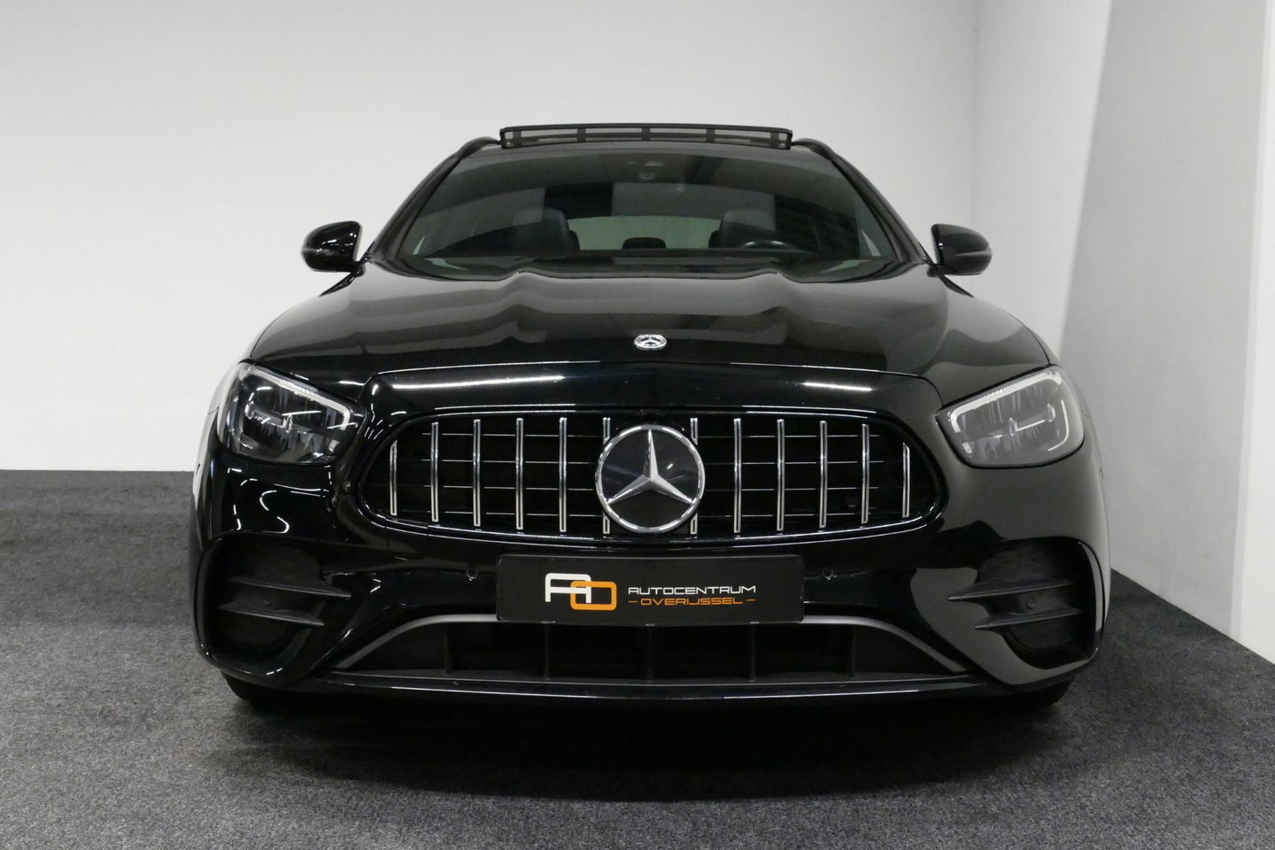 Mercedes-Benz E-Klasse Estate 300 e AMG Line / E63 AMG Grill / E63 AMG Diffuser / Panoramadak / Burmester Sound System / Sfeerverlichting / Luchtvering (achteras) / LED High Performance / 20'' LMV / Night pakket / Apple Carplay - Andriod auto / Stoelverwarming / Trekhaak (zwenk