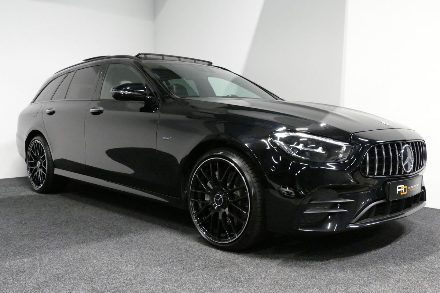 Mercedes-Benz E-Klasse Estate 300 e AMG Line / E63 AMG Grill / E63 AMG Diffuser / Panoramadak / Burmester Sound System / Sfeerverlichting / Luchtvering (achteras) / LED High Performance / 20'' LMV / Night pakket / Apple Carplay - Andriod auto / Stoelverwarming / Trekhaak (zwenk