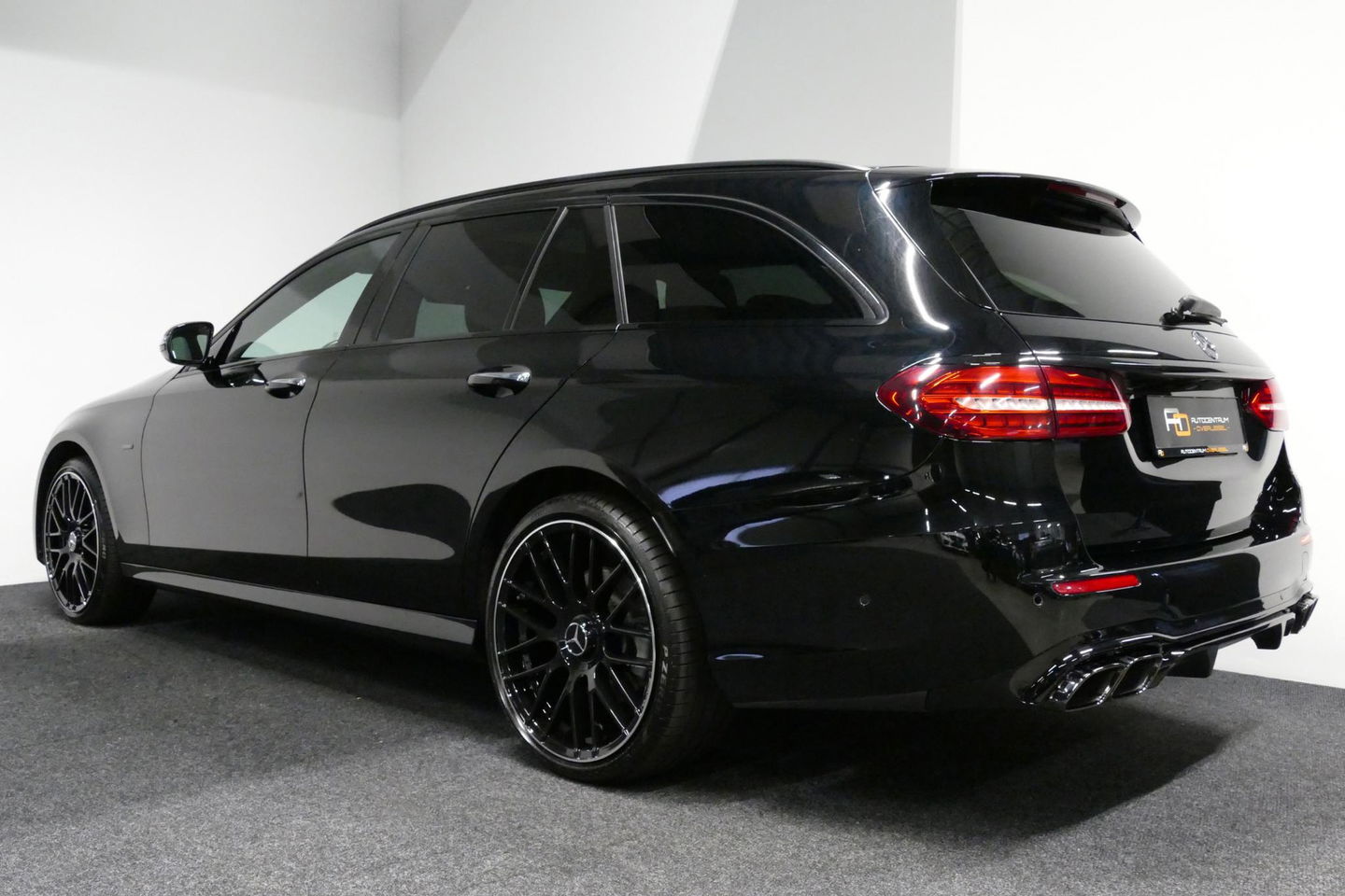 Mercedes-Benz E-Klasse Estate 300 e AMG Line / E63 AMG Grill / E63 AMG Diffuser / Panoramadak / Burmester Sound System / Sfeerverlichting / Luchtvering (achteras) / LED High Performance / 20'' LMV / Night pakket / Apple Carplay - Andriod auto / Stoelverwarming / Trekhaak (zwenk
