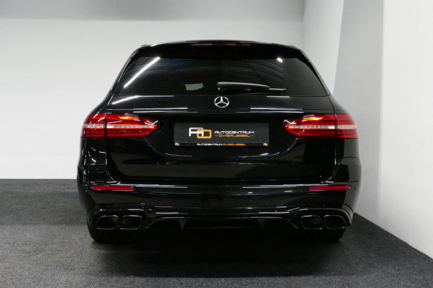 Mercedes-Benz E-Klasse Estate 300 e AMG Line / E63 AMG Grill / E63 AMG Diffuser / Panoramadak / Burmester Sound System / Sfeerverlichting / Luchtvering (achteras) / LED High Performance / 20'' LMV / Night pakket / Apple Carplay - Andriod auto / Stoelverwarming / Trekhaak (zwenk