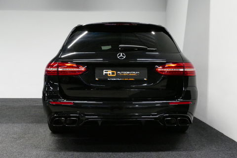 Mercedes-Benz E-Klasse Estate 300 e AMG Line / E63 AMG Grill / E63 AMG Diffuser / Panoramadak / Burmester Sound System / Sfeerverlichting / Luchtvering (achteras) / LED High Performance / 20'' LMV / Night pakket / Apple Carplay - Andriod auto / Stoelverwarming / Trekhaak (zwenk