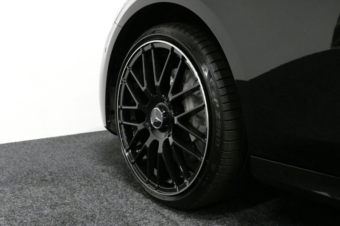 Mercedes-Benz E-Klasse Estate 300 e AMG Line / E63 AMG Grill / E63 AMG Diffuser / Panoramadak / Burmester Sound System / Sfeerverlichting / Luchtvering (achteras) / LED High Performance / 20'' LMV / Night pakket / Apple Carplay - Andriod auto / Stoelverwarming / Trekhaak (zwenk