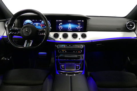 Mercedes-Benz E-Klasse Estate 300 e AMG Line / E63 AMG Grill / E63 AMG Diffuser / Panoramadak / Burmester Sound System / Sfeerverlichting / Luchtvering (achteras) / LED High Performance / 20'' LMV / Night pakket / Apple Carplay - Andriod auto / Stoelverwarming / Trekhaak (zwenk