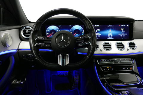 Mercedes-Benz E-Klasse Estate 300 e AMG Line / E63 AMG Grill / E63 AMG Diffuser / Panoramadak / Burmester Sound System / Sfeerverlichting / Luchtvering (achteras) / LED High Performance / 20'' LMV / Night pakket / Apple Carplay - Andriod auto / Stoelverwarming / Trekhaak (zwenk