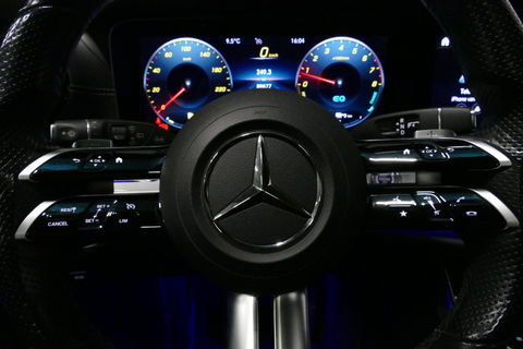 Mercedes-Benz E-Klasse Estate 300 e AMG Line / E63 AMG Grill / E63 AMG Diffuser / Panoramadak / Burmester Sound System / Sfeerverlichting / Luchtvering (achteras) / LED High Performance / 20'' LMV / Night pakket / Apple Carplay - Andriod auto / Stoelverwarming / Trekhaak (zwenk