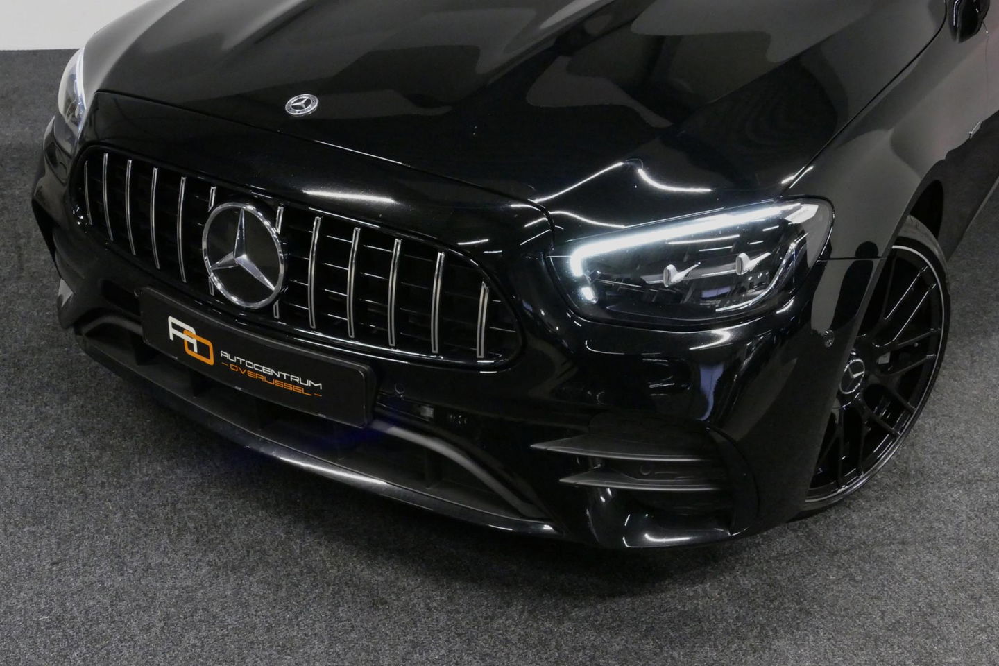Mercedes-Benz E-Klasse Estate 300 e AMG Line / E63 AMG Grill / E63 AMG Diffuser / Panoramadak / Burmester Sound System / Sfeerverlichting / Luchtvering (achteras) / LED High Performance / 20'' LMV / Night pakket / Apple Carplay - Andriod auto / Stoelverwarming / Trekhaak (zwenk