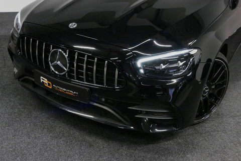 Mercedes-Benz E-Klasse Estate 300 e AMG Line / E63 AMG Grill / E63 AMG Diffuser / Panoramadak / Burmester Sound System / Sfeerverlichting / Luchtvering (achteras) / LED High Performance / 20'' LMV / Night pakket / Apple Carplay - Andriod auto / Stoelverwarming / Trekhaak (zwenk