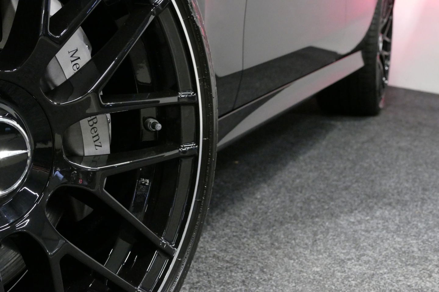 Mercedes-Benz E-Klasse Estate 300 e AMG Line / E63 AMG Grill / E63 AMG Diffuser / Panoramadak / Burmester Sound System / Sfeerverlichting / Luchtvering (achteras) / LED High Performance / 20'' LMV / Night pakket / Apple Carplay - Andriod auto / Stoelverwarming / Trekhaak (zwenk