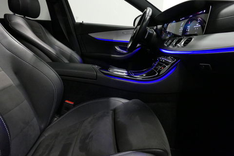 Mercedes-Benz E-Klasse Estate 300 e AMG Line / E63 AMG Grill / E63 AMG Diffuser / Panoramadak / Burmester Sound System / Sfeerverlichting / Luchtvering (achteras) / LED High Performance / 20'' LMV / Night pakket / Apple Carplay - Andriod auto / Stoelverwarming / Trekhaak (zwenk
