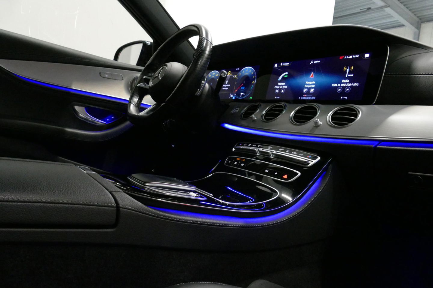 Mercedes-Benz E-Klasse Estate 300 e AMG Line / E63 AMG Grill / E63 AMG Diffuser / Panoramadak / Burmester Sound System / Sfeerverlichting / Luchtvering (achteras) / LED High Performance / 20'' LMV / Night pakket / Apple Carplay - Andriod auto / Stoelverwarming / Trekhaak (zwenk